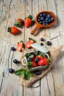 Mischung aus Erdbeeren und Blaubeeren auf altem Holztisch — Stockfoto