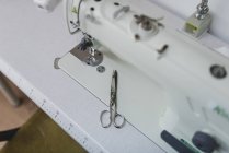 Vista ad alto angolo delle forbici sulla macchina da cucire — Foto stock