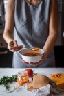 Mulher com tigela de sopa de abóbora — Fotografia de Stock