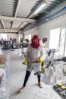 TANGIER, MOROCCO- Abril 18,2016: Retrato de trabalhador na fabricação de roupas — Fotografia de Stock