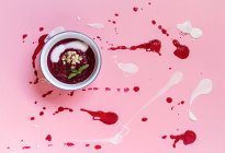 Bowl with beet soup on pink — Stock Photo