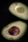 Metà avocado con fossa — Foto stock