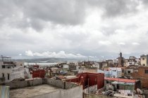 Vista de alto ângulo de casas pobres e telhados sob nuvens difíceis — Fotografia de Stock