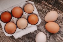 Eier auf Holztisch — Stockfoto