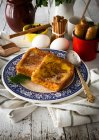 Vista ad alto angolo del piatto con toast dolci e cucchiaio in tavola con ingredienti e spezie — Foto stock