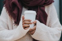 Visão de seção intermediária de mãos femininas segurando xícara de café — Fotografia de Stock