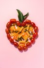 Coeur composé de tomates et de pâtes — Photo de stock