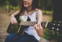 Metà sezione vista di ragazza che suona la chitarra in campagna scena — Foto stock