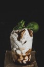 Стакан мороженого, украшенный орехами — стоковое фото
