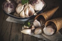 Natura morta di aglio fresco su piatto e coni di cialda — Foto stock