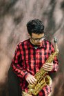Musicista con sax in mano — Foto stock