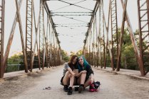 Dos chicas adolescentes sentadas en el monopatín y haciendo selfie . - foto de stock