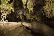 Vue lointaine de l'homme dans une grande grotte — Photo de stock