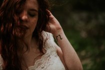 Портрет чуттєвої імбирної дівчини з татуюванням на зап'ясті — стокове фото