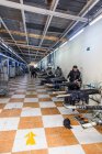 TANGIER, MOROCCO- 18 avril 2016 : Des gens repassent des jeans en ligne chez des fabricants de vêtements — Photo de stock