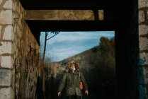 Портрет людини в газовій масці, що стоїть в покинутій будівлі — стокове фото
