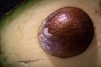 Авокадо наполовину с ямой — стоковое фото