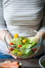 Midsection de la femme tenant bol de salade — Photo de stock