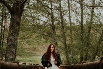 Fröhliches Ingwermädchen posiert auf Brücke am Land — Stockfoto
