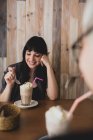 Брюнетка жінка їсть молочний коктейль — стокове фото