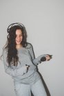 Frau mit Kopfhörer spielt Luftgitarre — Stockfoto