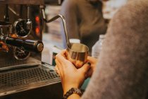 Récolte de mains de barista battant la crème dans un bocal pour cappuccino au café — Photo de stock