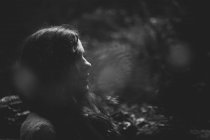 Vista lateral da menina serena na floresta — Fotografia de Stock