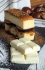 Torta di formaggio con fichi e marmellata di fragole — Foto stock