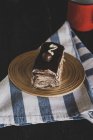 Bolo de chocolate no prato de argila — Fotografia de Stock