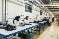 TANGIER, MAROCCO - 18 aprile 2016: Lavoratori che lavorano in linea presso le fabbriche di abbigliamento — Foto stock
