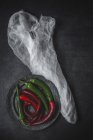 Rote und grüne Chilischoten — Stockfoto