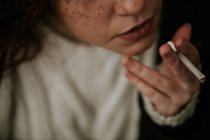 Crop girl with freckles  smoking cigarette — Stock Photo