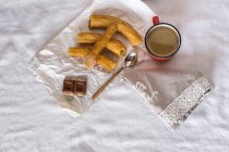 Тарелка с чуррос и лавандовым латте — стоковое фото