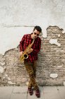 Jazzman jouer sur le saxophone — Photo de stock