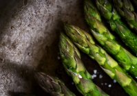 Extreme close up view of asparagus stems in pan — Stock Photo