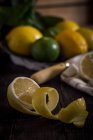 Limón pelado con cítricos - foto de stock