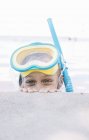 Miúdo com máscara de snorkel a olhar para fora na piscina — Fotografia de Stock