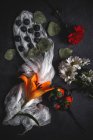 Padrão de morangos com mirtilos e flores em tecido de olhar branco na superfície escura — Fotografia de Stock
