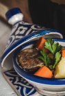 Schüssel mit traditionellem marokkanischen Gericht — Stockfoto