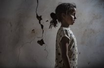 Аравійська дівчина стояла старі стіни — стокове фото