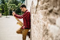 Улыбающийся джазмен с саксофоном — стоковое фото