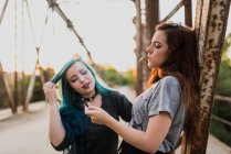 Дівчата-підлітки курять на мосту — стокове фото