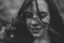 Porträt eines lächelnden Mädchens mit geschlossenen Augen in der Natur — Stockfoto