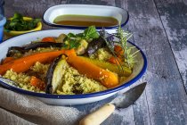Nahaufnahme traditioneller marokkanischer Couscous mit Gemüse auf dem Teller — Stockfoto
