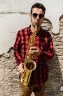 Mann mit Sonnenbrille spielt Saxofon — Stockfoto
