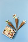 Popcorn mit Bonbons in Schachtel und Zapfen — Stockfoto