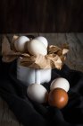 Natureza morta de ovos em caneca em toalha à mesa — Fotografia de Stock