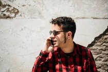 Людина в сонцезахисних окулярах розмовляє телефоном — стокове фото