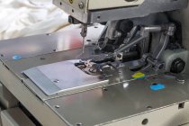 Крупный план промышленной швейной машины — стоковое фото