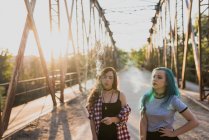 Dos chicas adolescentes fumar conjunta - foto de stock
